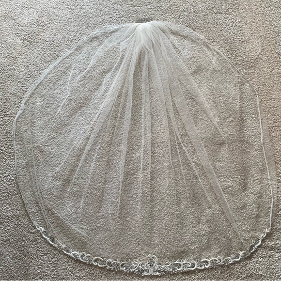 Wedding Veil Ivory Tulle Embroidered Beaded Fingertip Length - Picture 3 of 10